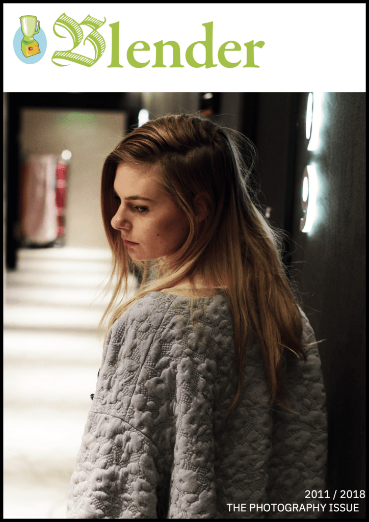 Une jeune femme regardant vers le bas à côté du logo de Blender, avec un éclairage doux et un fond flou.