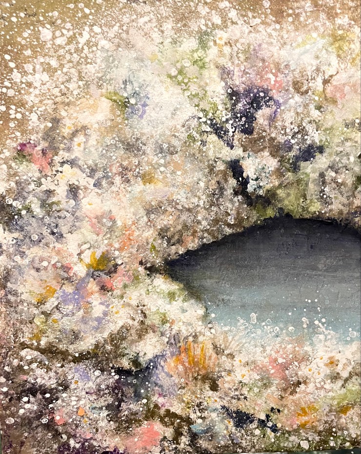 Une peinture abstraite aux teintes douces et lumineuses, représentant un espace central qui évoque une atmosphère paisible et contemplative, entouré de textures florales multicolores.